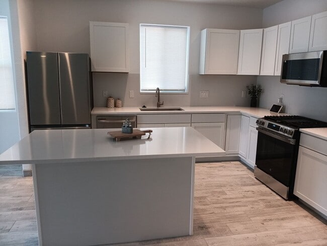 Building Photo - Newly-renovated 3 bedroom, 2 bathroom in Los Lunas! All new appliances! HUGE yard! Showings avail...