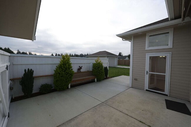 Building Photo - Modern & comfortable home in a country setting on 1 acre in Sequim