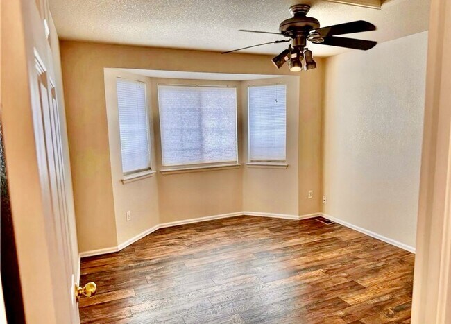 Building Photo - Beautifully Updated Home In Desirable Hend...