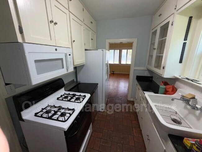 Building Photo - 305 Chidester Ave