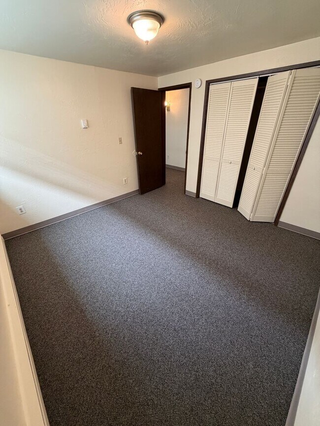 Building Photo - (907) Bluewood Apartments - 1 Bedroom / 1 Bath