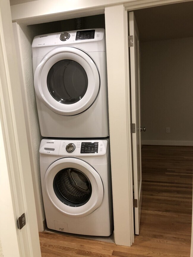 Building Photo - Like New Modern 2BD First Floor New Hardwo...