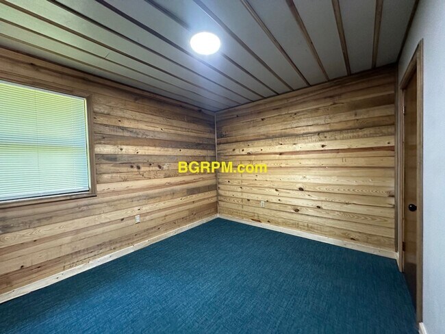 Building Photo - 3 Bed 2 Bath