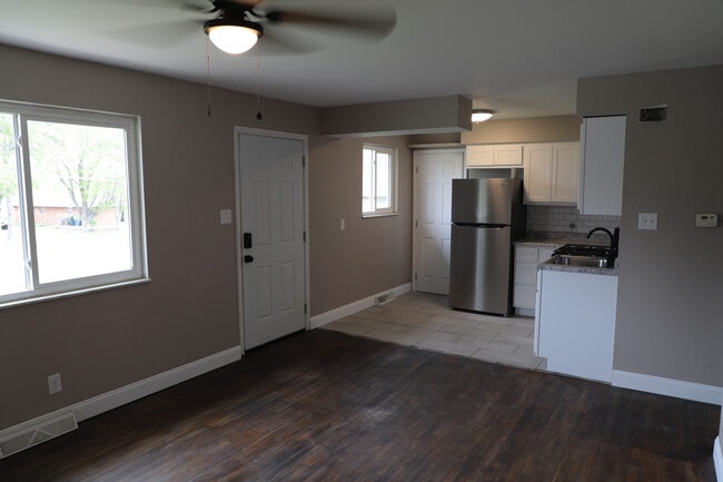 Building Photo - 1661 W Highview Dr