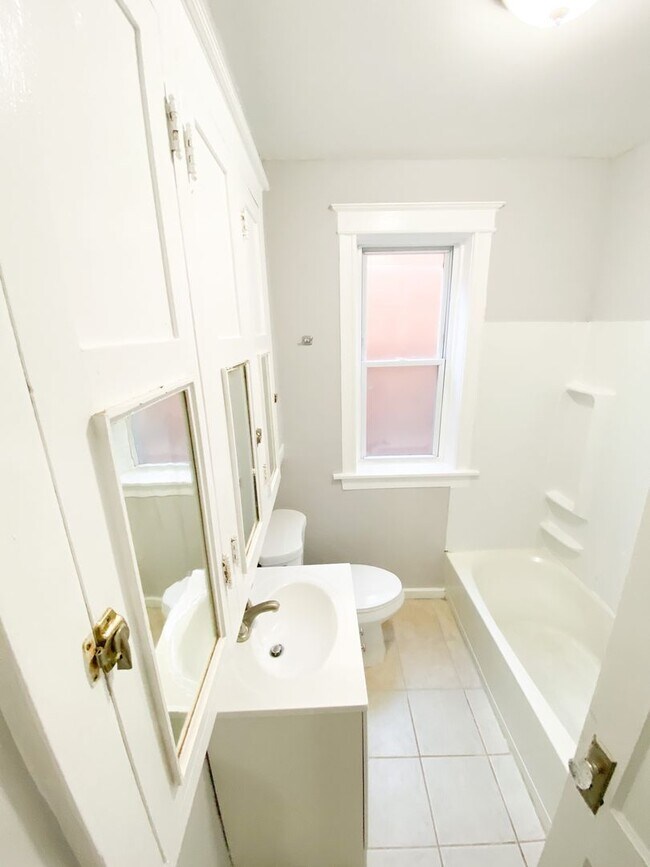 Primary Photo - Spacious 2 bed 1 bath just south of Cherokee