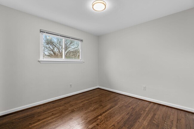Building Photo - 4 Bed 3 Bath - Takoma Park Split Level - Move In Ready