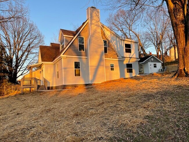 Building Photo - 202 E Columbia Ave