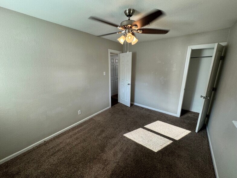 Building Photo - 5412 39th Dr