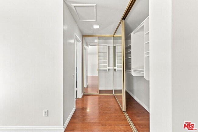 Building Photo - 15920 Gledhill St