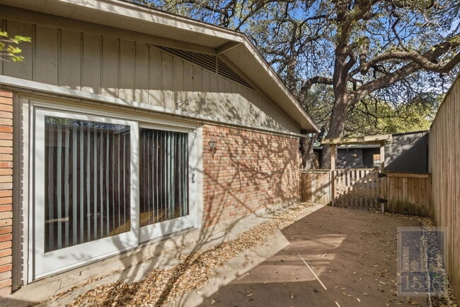 Building Photo - 2416 S 5th St