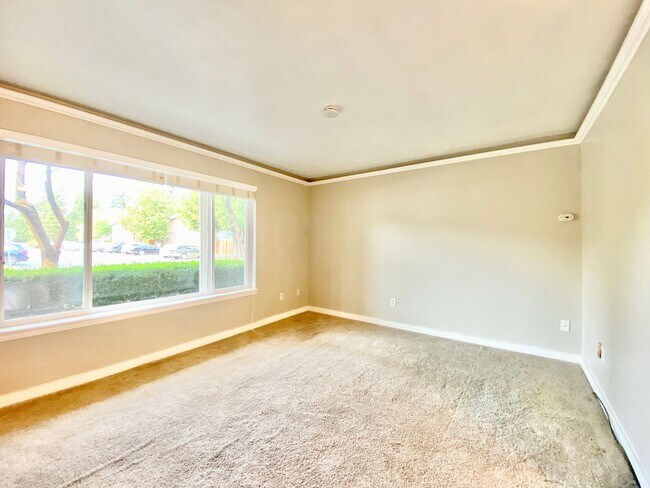 Building Photo - Charming Townhome in Bellevue's Newport Hills Community
