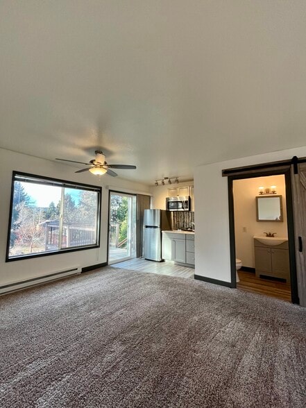 Building Photo - 1421 NE 8th St