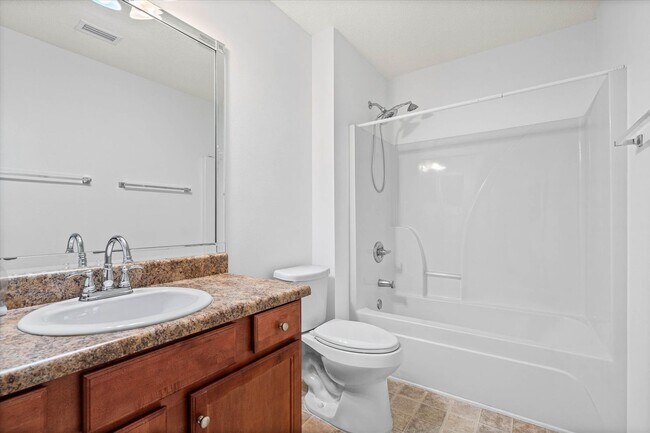 Building Photo - Spacious 4-bedroom Retreat