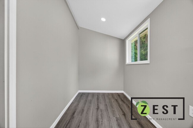 Building Photo - Beautiful Updated 4 Bed 1.5Bath Colonial **Open House Sunday June 21st from 1pm to 2pm**
