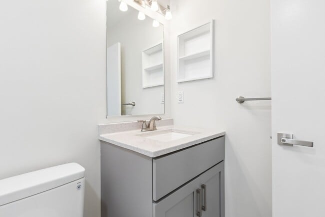 Building Photo - Columbus Station Condo-Ready to move in