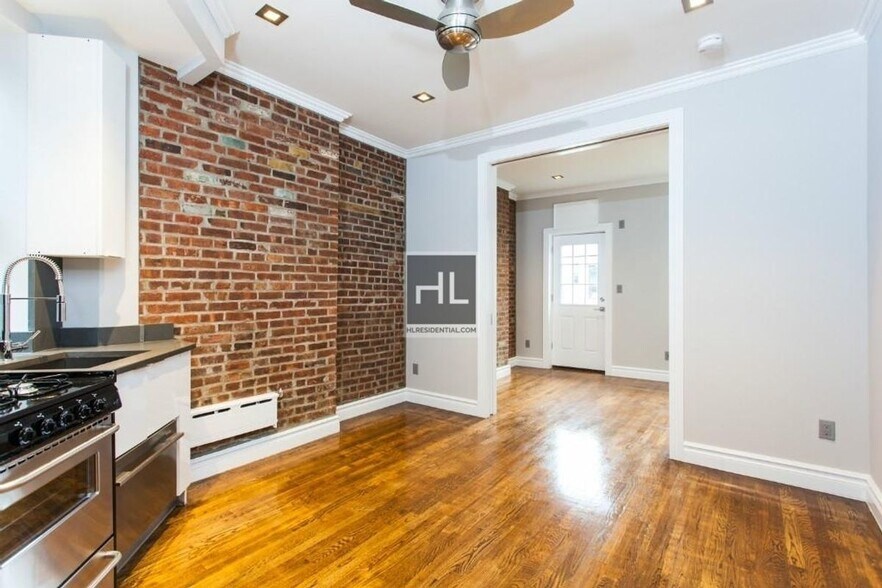 Building Photo - Mott Street
