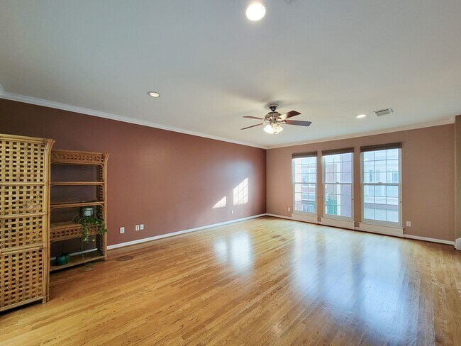 Building Photo - Great opportunity to lease a wonderful town home in the Montrose /Midtown location and within eas...