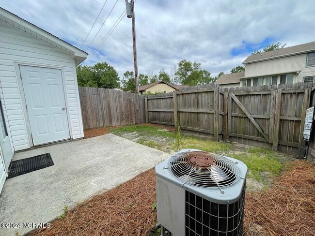 Building Photo - 143 Apache Trail