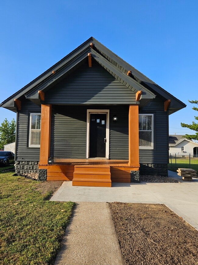 Building Photo - 616 Lee St