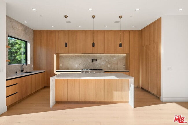 Building Photo - 3517 Redwood Ave