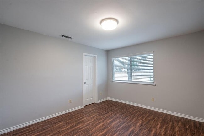 Building Photo - 304 W William Cannon Dr