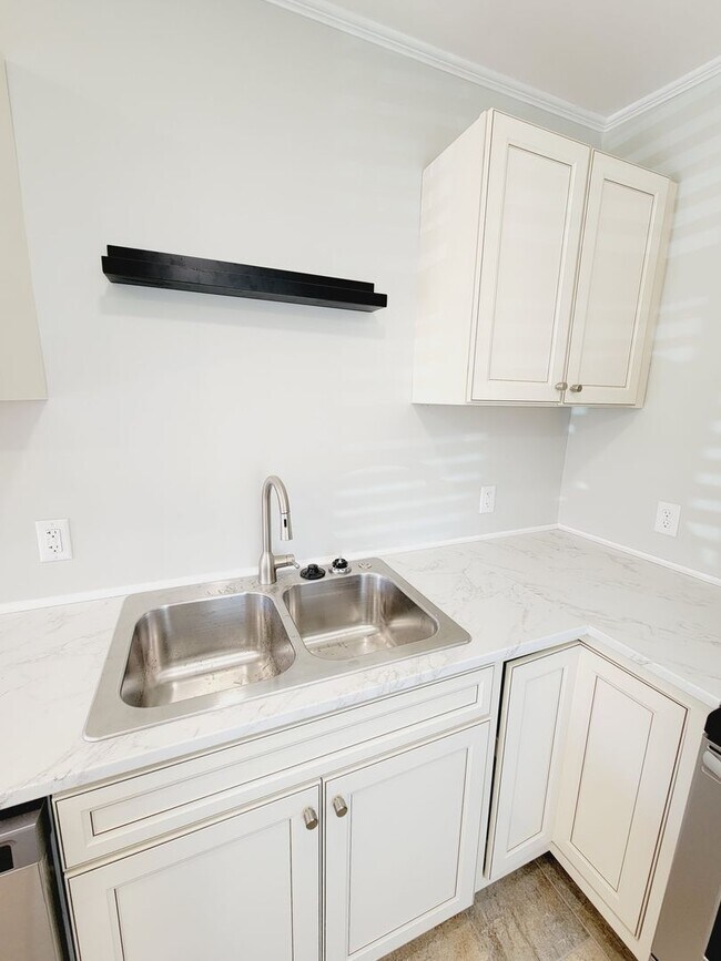 Building Photo - SUNSET PARK - Updated interior and fenced ...