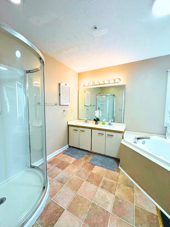 Building Photo - First floor condo with open living layout