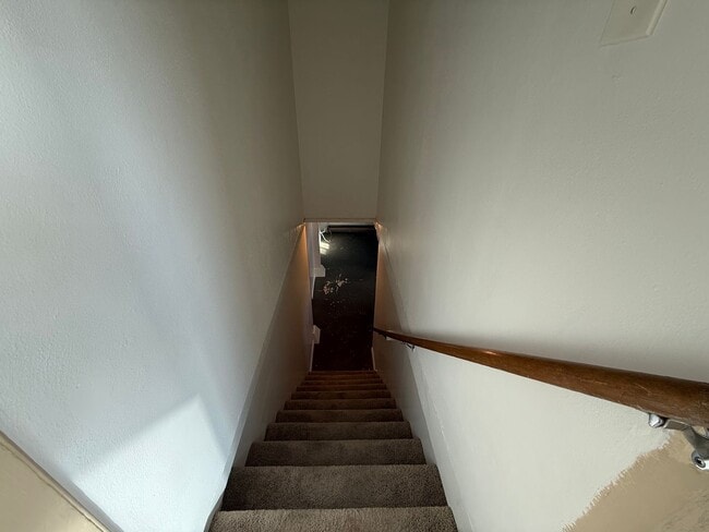 Building Photo - Charming 4 Bed, 2 Bath w/ Garage!