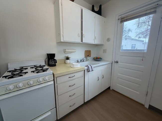 Building Photo - 1 bed, 1 bath for rent in quiet Waterloo neighborhood