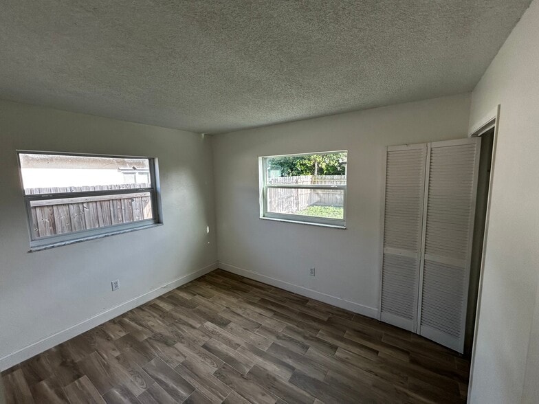 Building Photo - 626 W Mango St