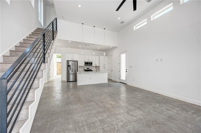 Building Photo - 6111 Begonia Cir