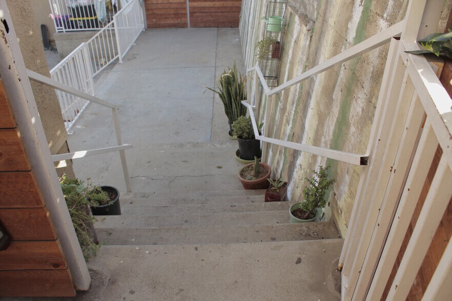 Building Photo - 3220 E 6th St