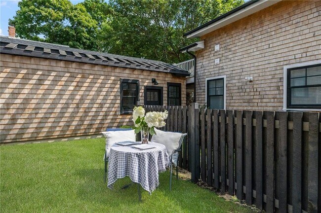 Building Photo - 14 Robinson St