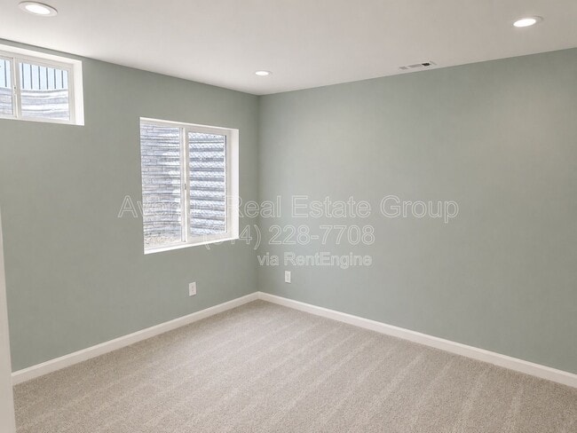 Building Photo - 1016 Westlake Village Dr