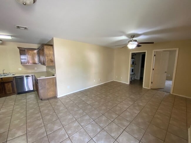 Building Photo - Spacious Duplex in Farmington!