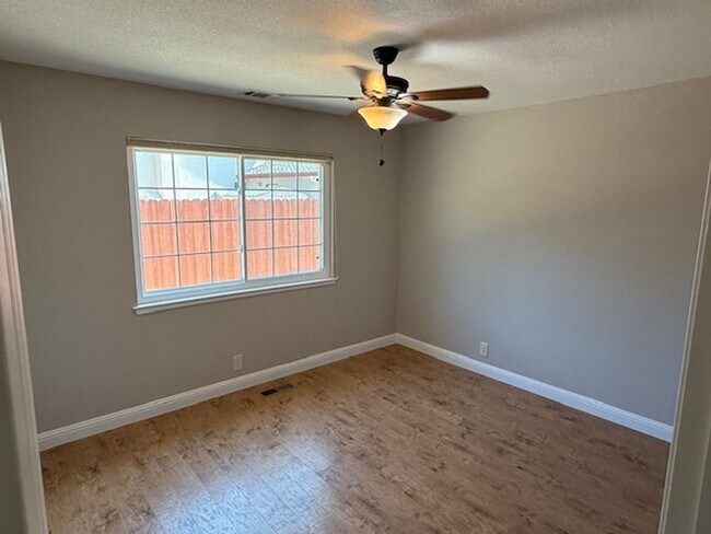 Building Photo - Massive 4-Bedroom home in Quiet Green Vall...
