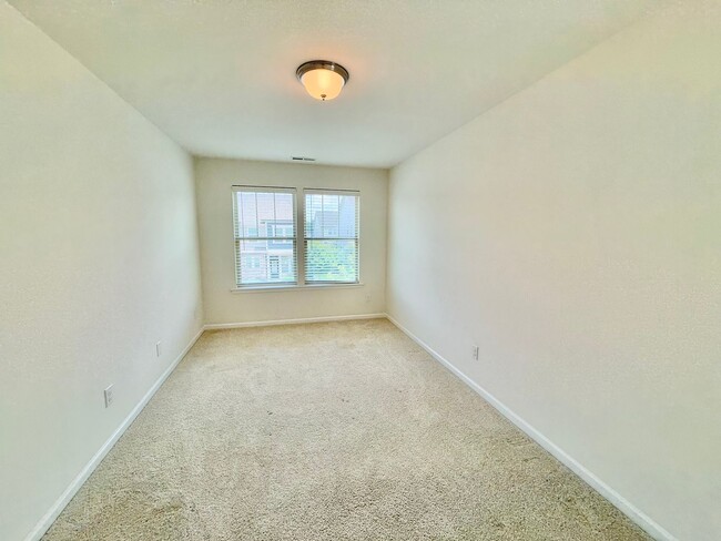 Building Photo - Stunning 3BD, 2.5BA End Unit Townhome in t...