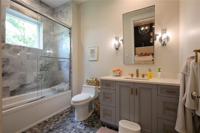 Building Photo - 2402 W Parkland Blvd