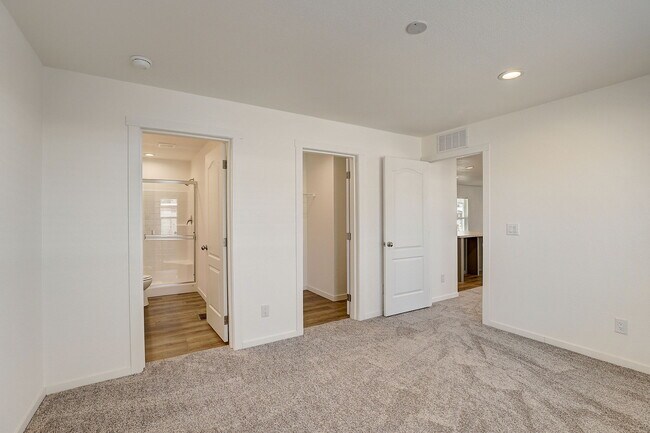 Building Photo - 6 Lapin St