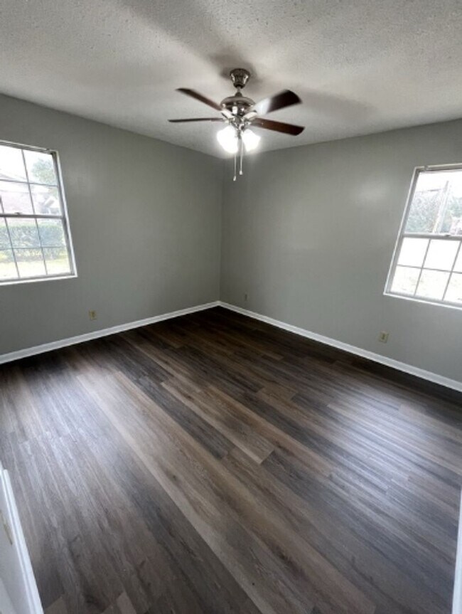 Building Photo - 3 Bed/1 Bath Home