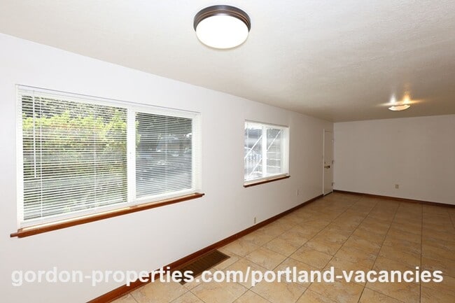 Building Photo - 2803 NE Hoyt St