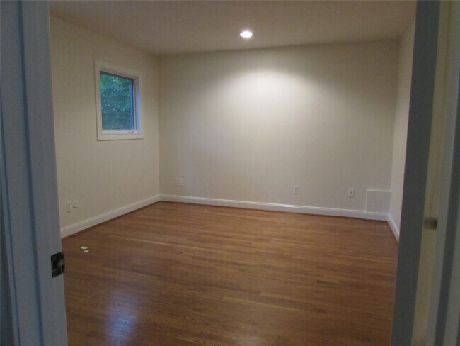 Building Photo - 201 Vanderpool Ln