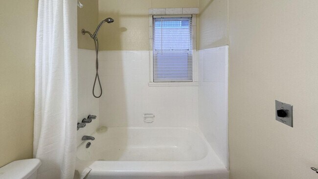 Building Photo - 4253 1/2 S Centinela Ave-