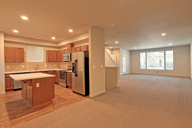 Building Photo - Luxury 4 Bdrm Townhome - Dual Primary Suites!