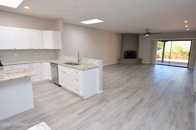 Building Photo - 4581 Cam Campero