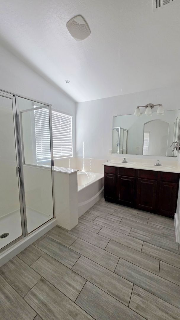 Building Photo - Upgraded 4 Bedroom 2 Bath in Grayson Square!