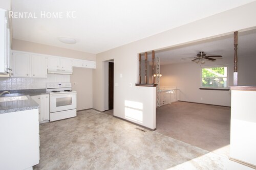 Building Photo - Roomy duplex w/ Finished Lower Level + Fen...