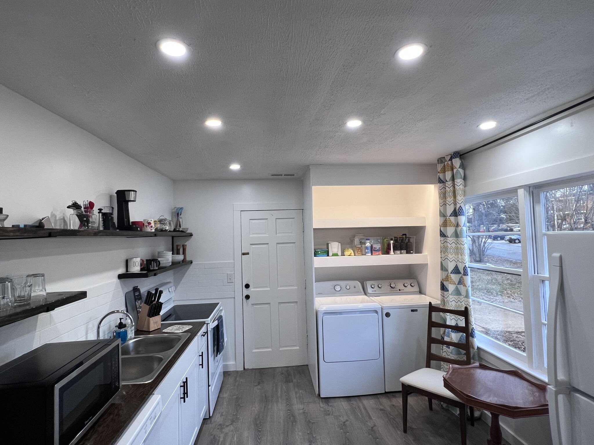 Kitchen and Laundry Space - 620 Simpson St