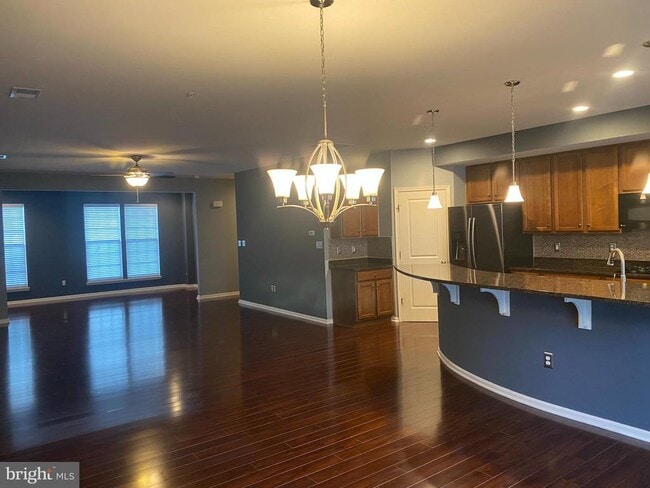 Building Photo - 8049 Crescent Park Dr
