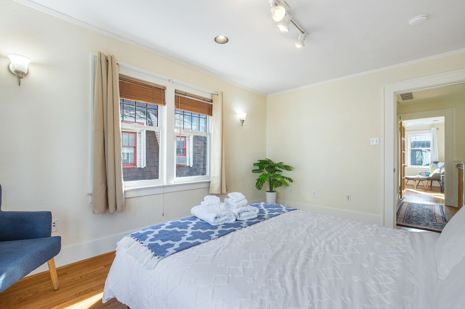 Building Photo - 710 10th Ave E